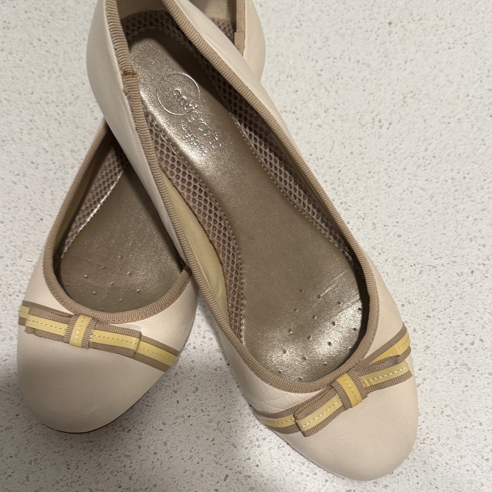 Easy Spirit Cream and Tan Flats with Bow Accent 7.5w